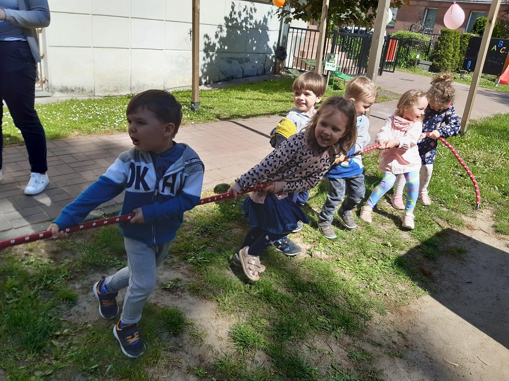dzieci trzymają linę, konkurencja - przeciąganie liny