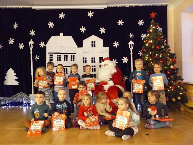 grupa dzieci na spotkaniu z Mikołajem