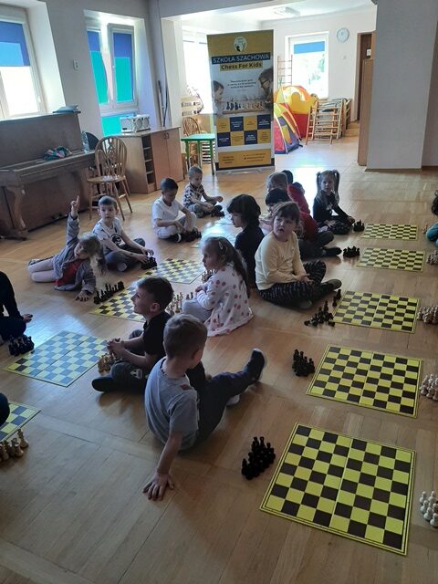grupa dzieci na zajęciach szachowych