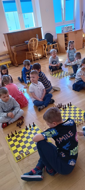 grupa dzieci na zajęciach szachowych