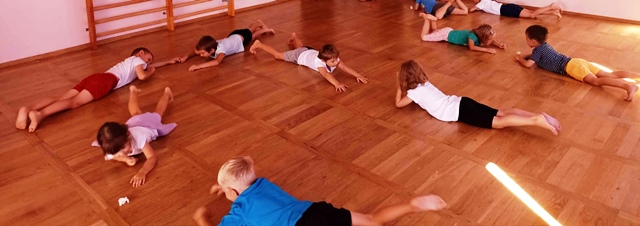 ćwiczenia na sali gimnastycznej