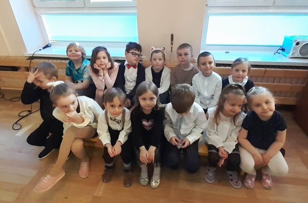 grupa dzieci przygotowuje się do występu