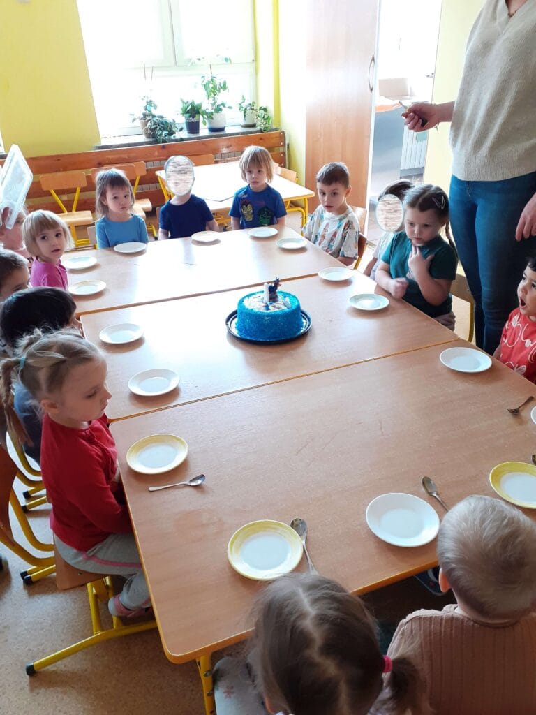 dzieci siedzą przy wspólnym stole