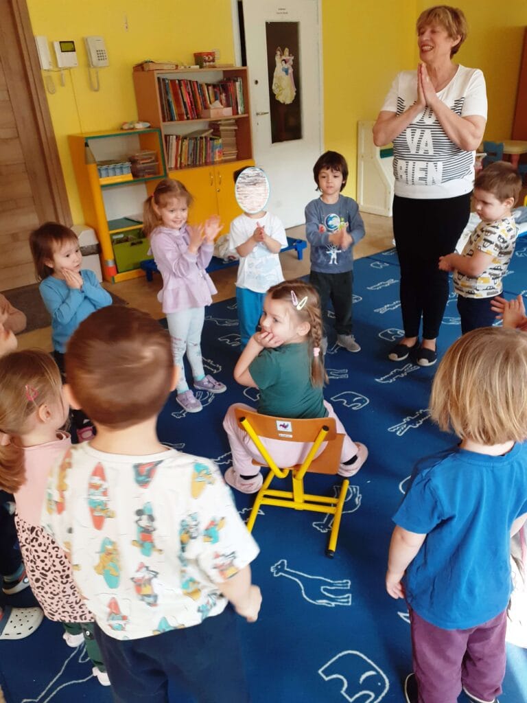 dzieci składają życzenia koleżance