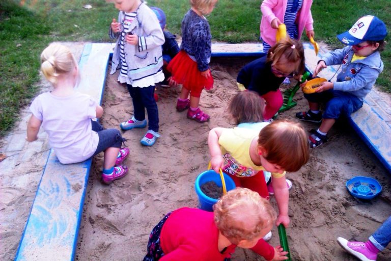 Przedszkolaki bawią się w piaskownicy