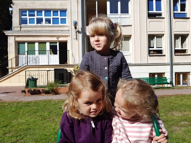 3 dziewczynki na drabinkach w ogrodzie przedszkolnym
