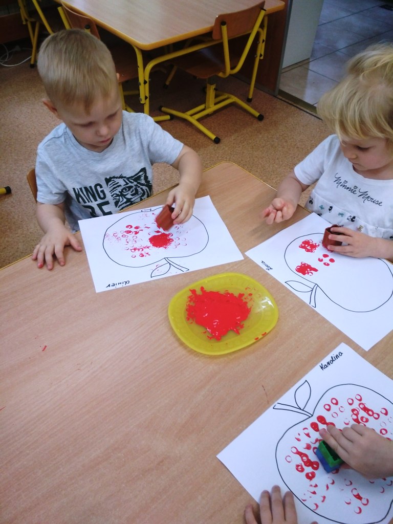 Dzieci malują jabłka