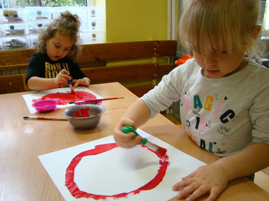 dziewczynki malują farbami jabłka