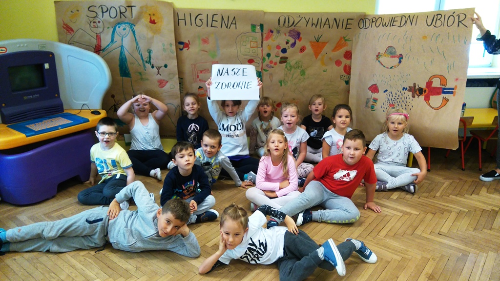 dzieci z grupy Smerfy z gotowymi plakatami o zdrowiu