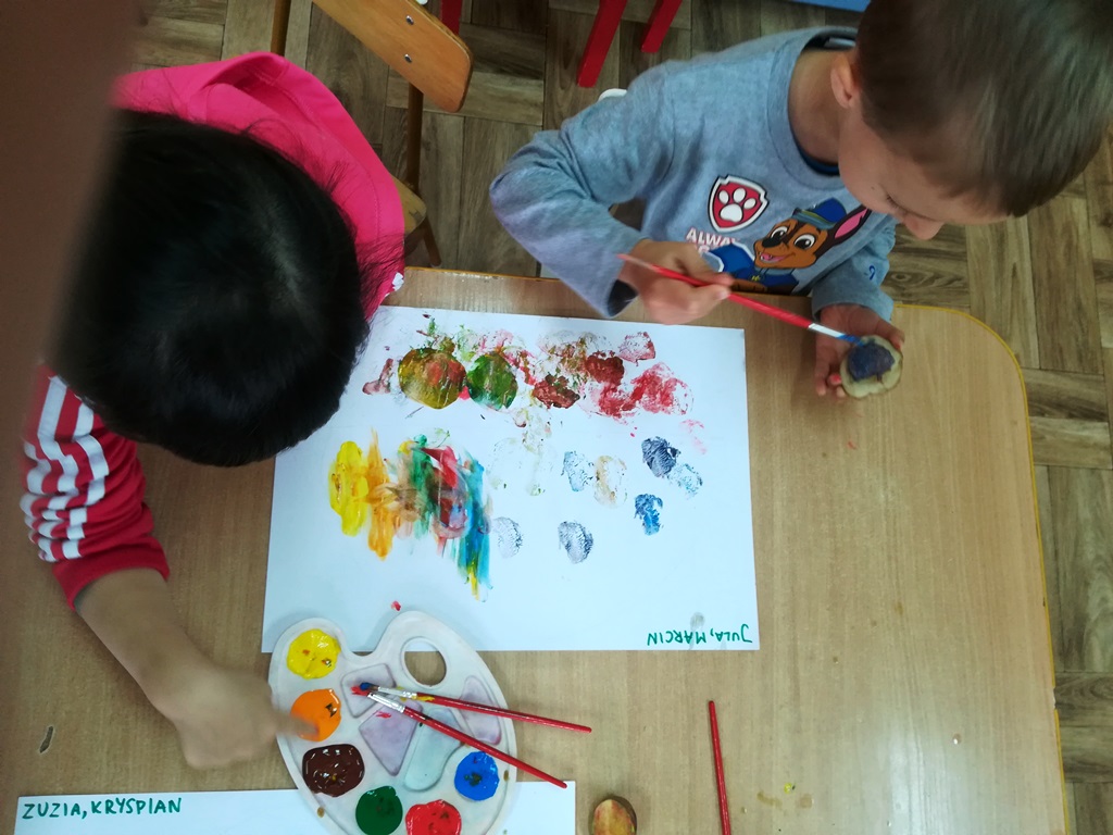 dzieci malują farbami stemple z ziemniaków 