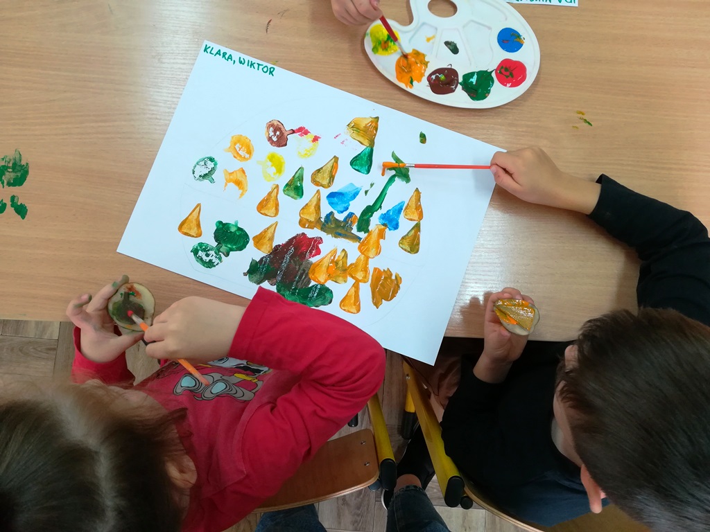 dzieci malują farbami stemple z ziemniaków 