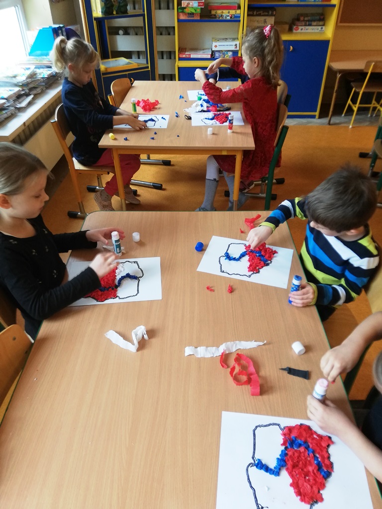  Dzieci wyklejają kontur Polski kuleczkami z bibuły