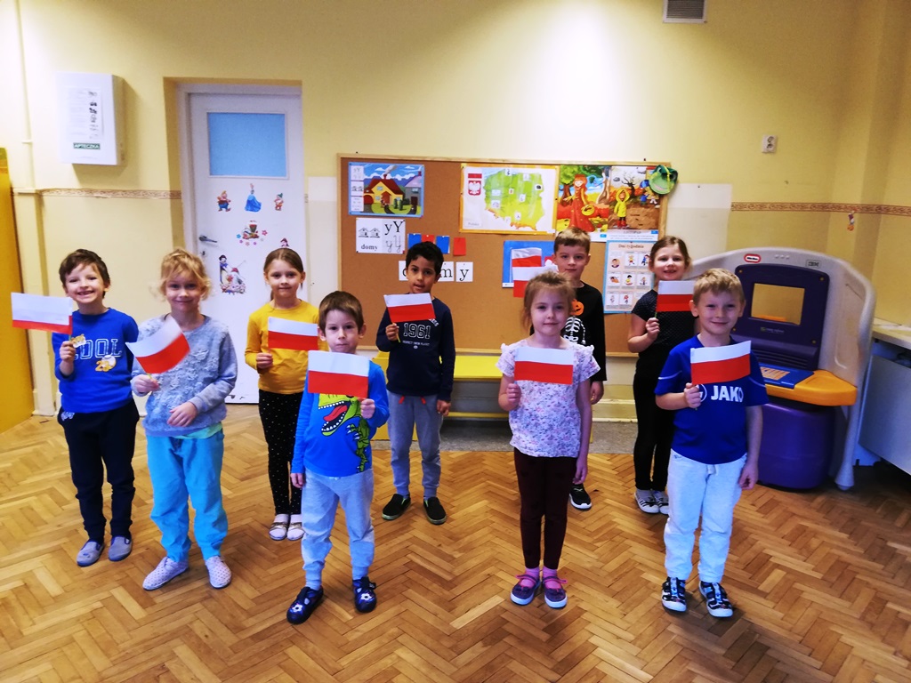 Dzieci z flagą Polski – przygotowania do udziału akcji „Szkoła do hymnu”- odśpiewanie hymnu narodowego 10.11.2020r. o godzinie 11:11