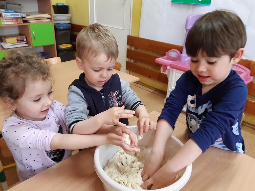 dzieci wyrabiają w misce masę solną