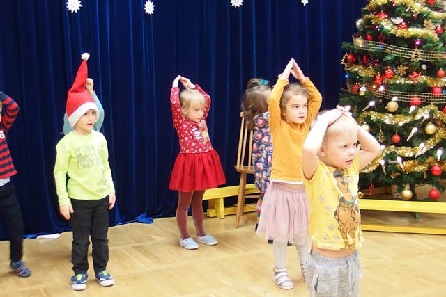 grupa dzieci na spotkaniu z Mikołajem