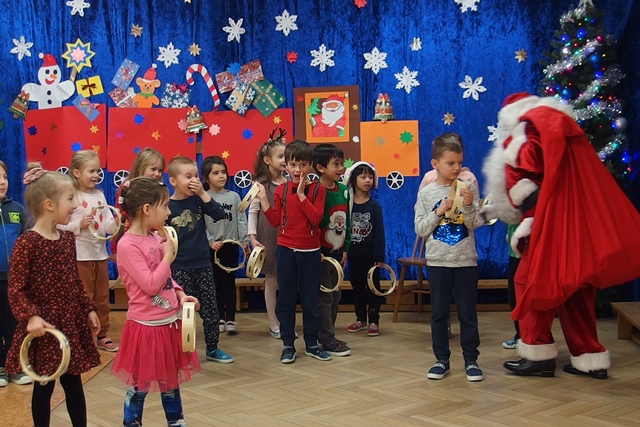 grupa dzieci na spotkaniu z Mikołajem