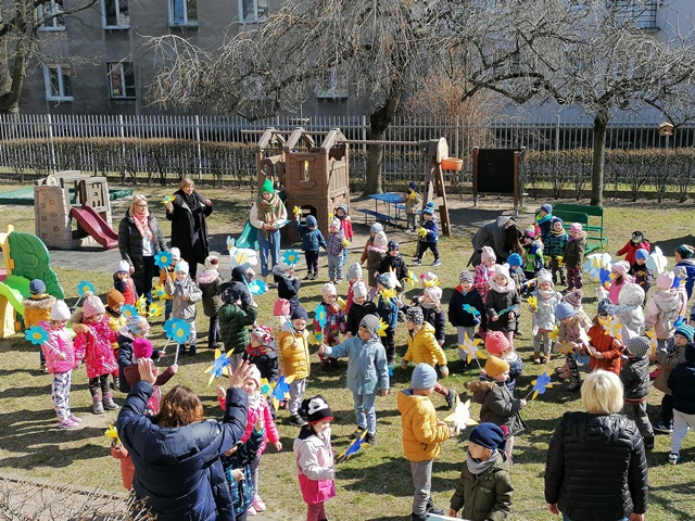 dzieci bawią się w ogrodzie przy muzyce