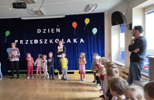 Dzień Przedszkolaka - Pani Dyrektor składa życzenia dzieciom