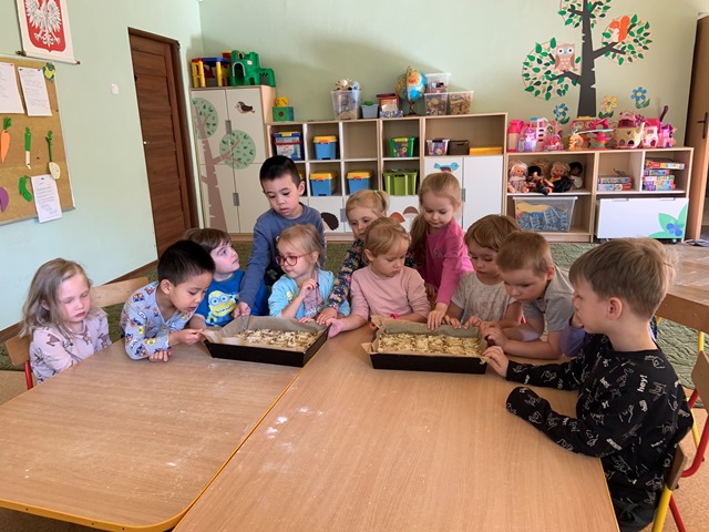 grupa dzieci przy pieczeniu ciasta ze śliwkami