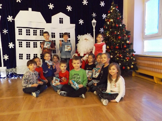 grupa dzieci na spotkaniu z Mikołajem