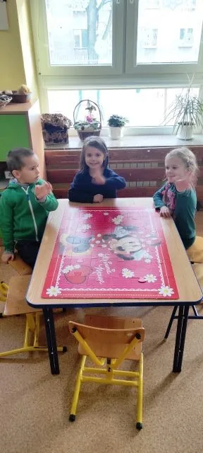 wspólne układanie puzzli
