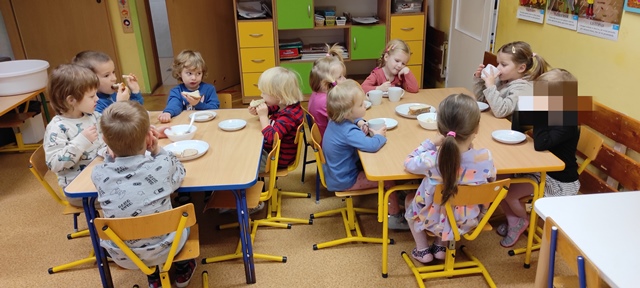 dzieci jedzą posiłek
