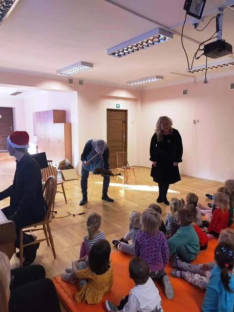 dzieci na koncercie muzycznym