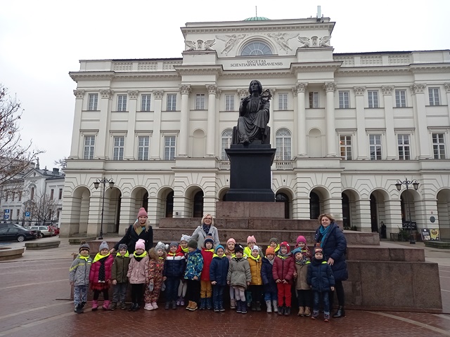 zdjęcie grupowe pod pomnikiem Mikołaja Kopernika