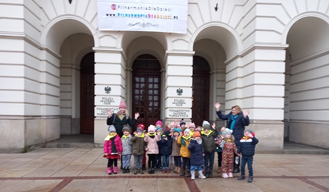 zdjęcie grupowe przed Pałacem Staszica