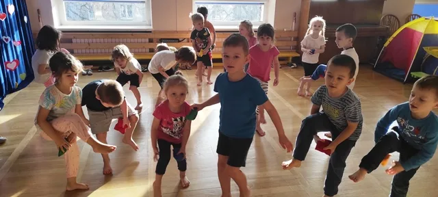 ćwiczenia z kolorowymi woreczkami