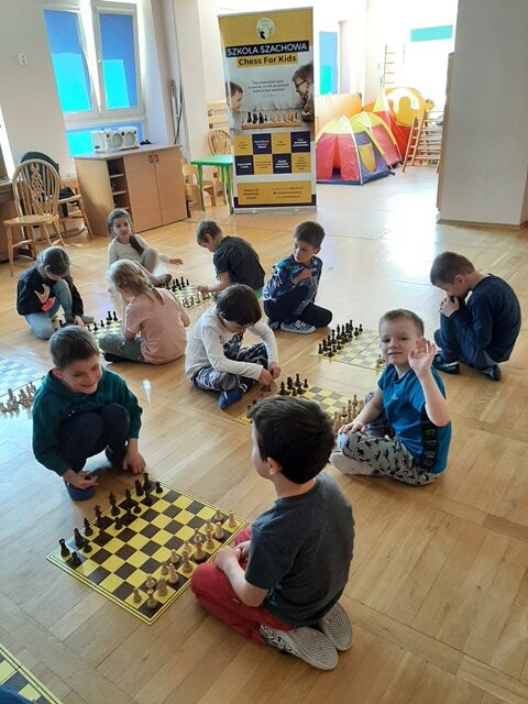 grupa dzieci na zajęciach szachowych