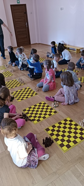 grupa dzieci na zajęciach szachowych
