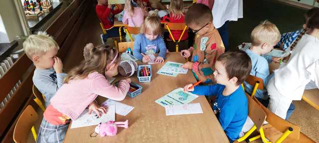 Dzieci rysują przy stoliku