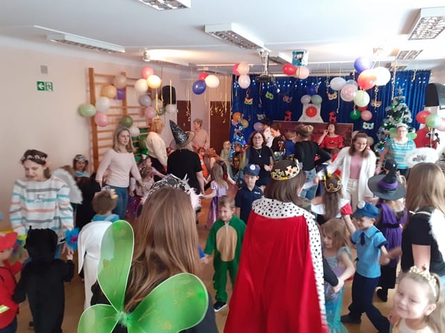 dzieci w przebraniach tańczą na balu