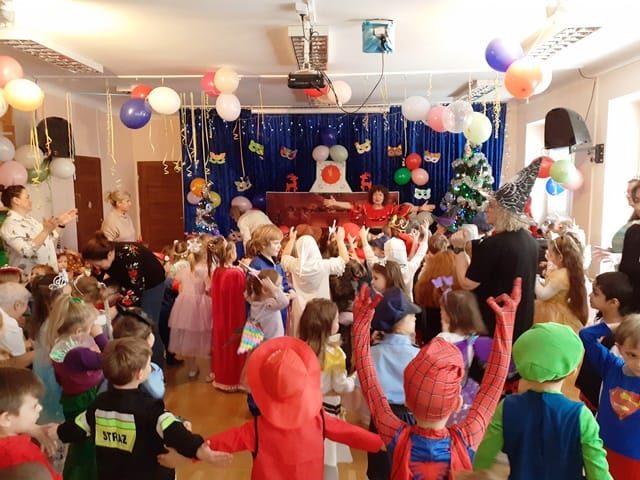 dzieci w przebraniach tańczą na balu